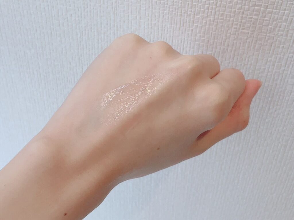 無印良品 敏感肌用オールインワンジェルを手の甲に伸ばした様子