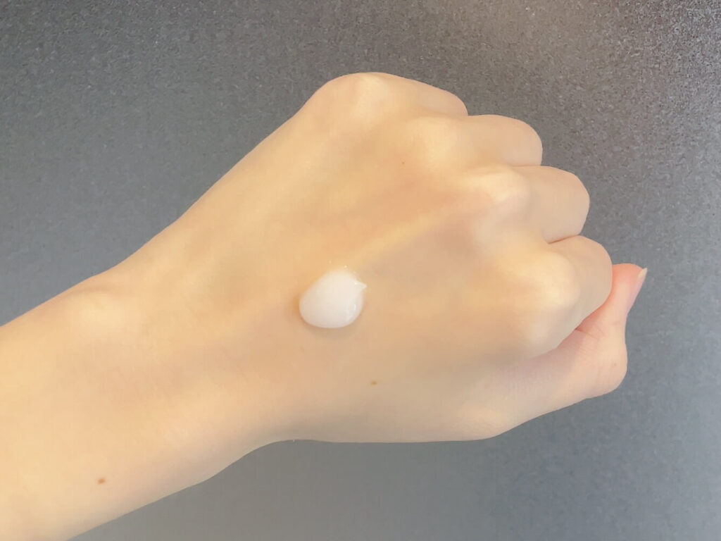 無印良品 敏感肌用オールインワンジェルを手の甲に出した様子
